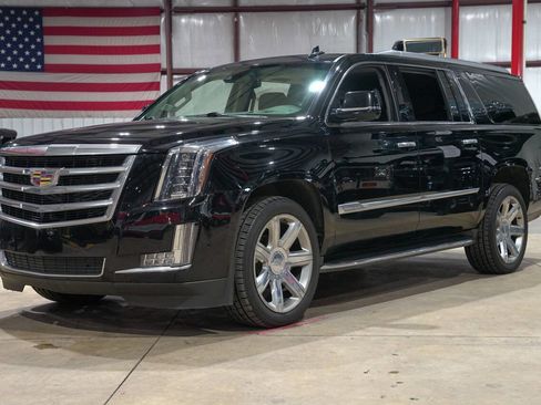 Used 2018 Cadillac Escalade ESV Luxury image 1