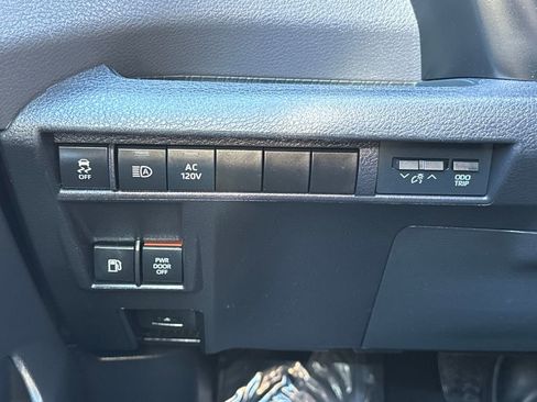 Used 2022 Toyota Sienna XSE image 33