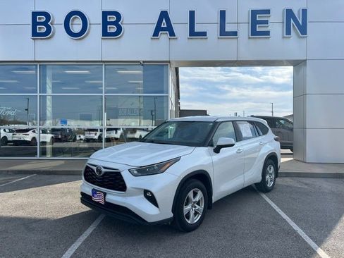 Used 2024 Toyota Highlander LE image 1