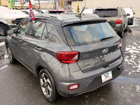 Used 2023 Hyundai Venue Limited image 7