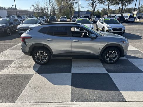 Used 2025 Chevrolet Trax LT image 3