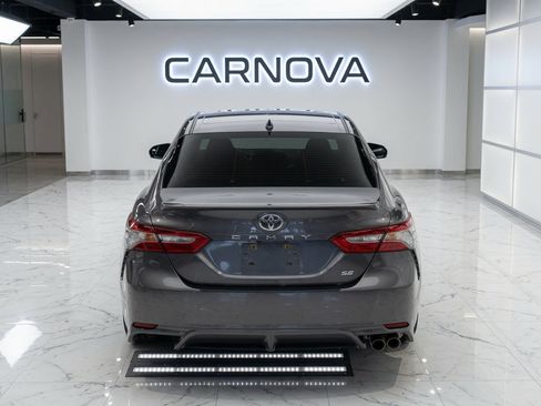 Used 2018 Toyota Camry SE w/ Moonroof Package FWD image 2
