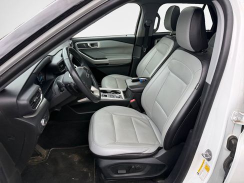 Used 2021 Ford Explorer XLT w/ Equipment Group 202A AWD/4WD image 12