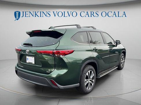 Used 2023 Toyota Highlander XLE FWD image 3