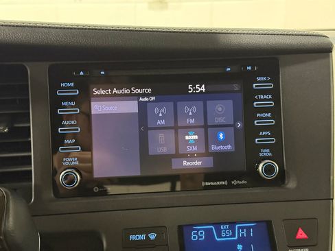 Used 2020 Toyota Sienna XLE FWD image 36