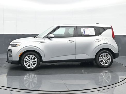 Used 2021 Kia Soul LX image 3