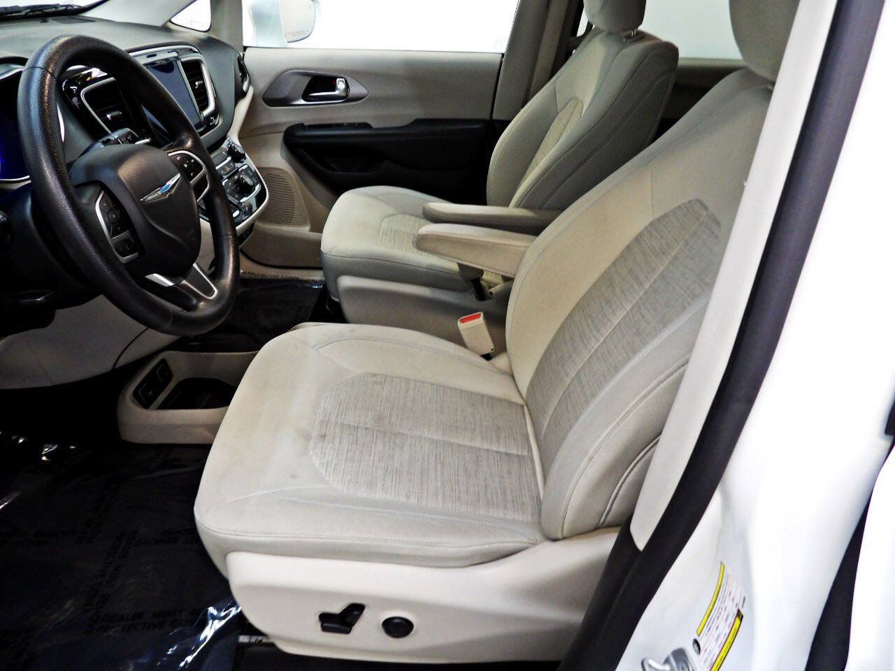 Used 2019 Chrysler Pacifica Touring Plus FWD image 8