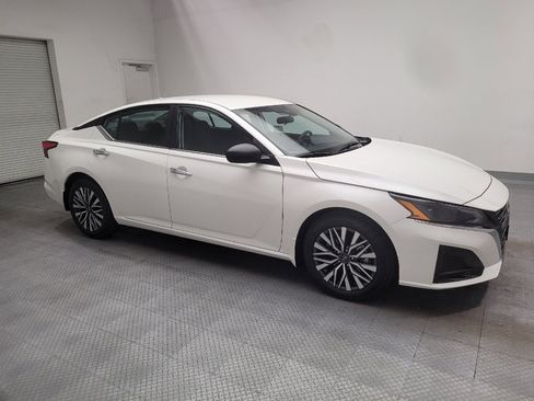 Used 2025 Nissan Altima 2.5 SV FWD image 11
