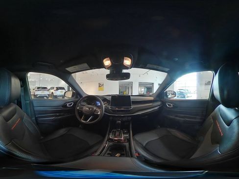 Used 2025 Jeep Compass Trailhawk AWD/4WD image 42