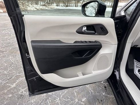 Used 2024 Chrysler Pacifica Touring-L image 14
