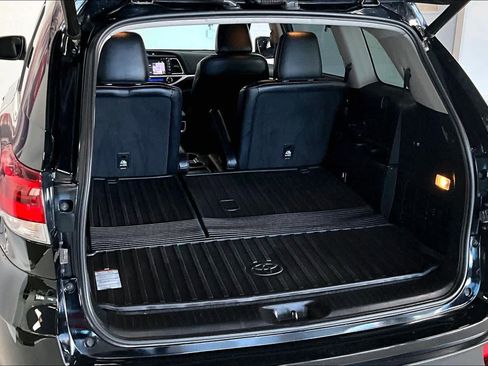Used 2019 Toyota Highlander SE image 16
