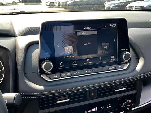 Used 2025 Nissan Rogue SV FWD image 13