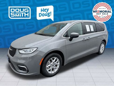 Used 2023 Chrysler Pacifica Touring-L FWD image 1