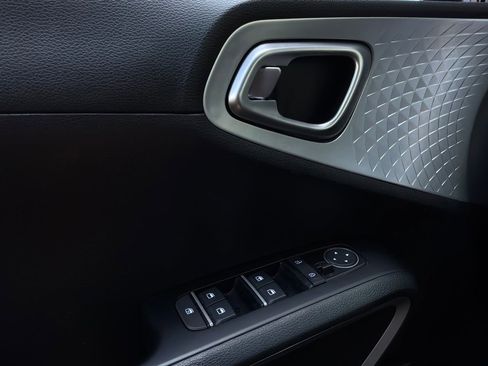 Used 2025 Kia Soul LX w/ LX Technology Package FWD image 19