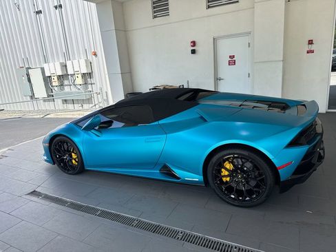 Used 2022 Lamborghini Huracan EVO AWD/4WD image 2