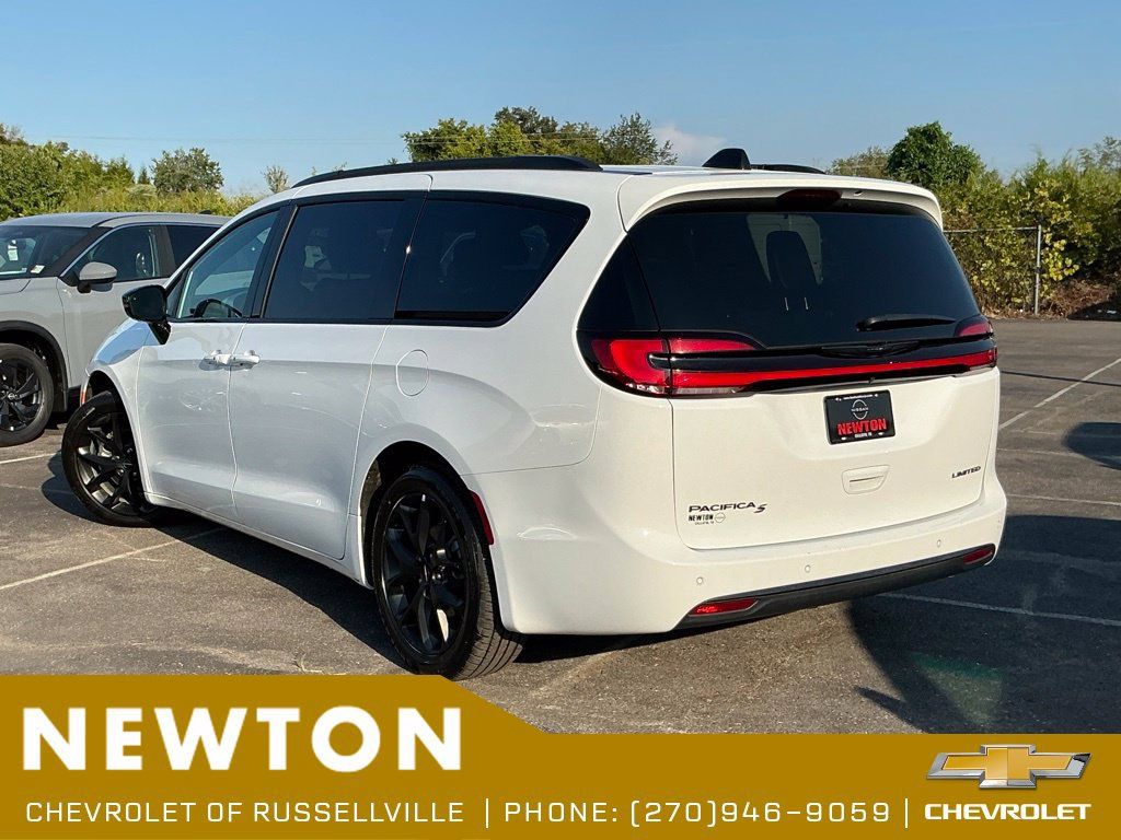 Used 2025 Chrysler Pacifica Limited FWD image 27