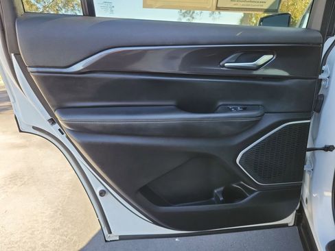 Used 2022 Jeep Grand Cherokee L Laredo image 13