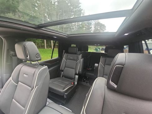 Used 2022 Cadillac Escalade Premium Luxury AWD/4WD image 17