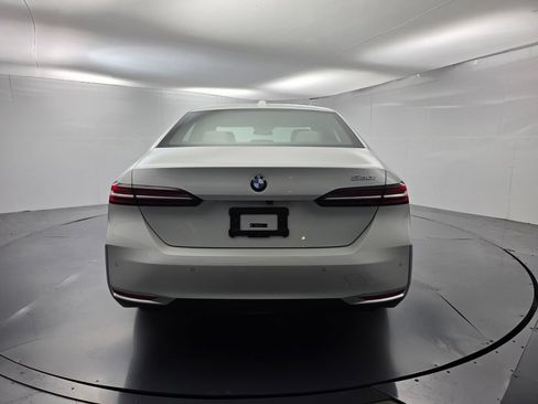 Used 2024 BMW 530i w/ Convenience Package RWD image 5