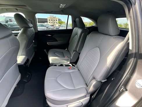 Used 2022 Toyota Highlander XLE image 25