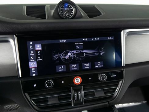 Certified 2026 Porsche Macan AWD/4WD image 26