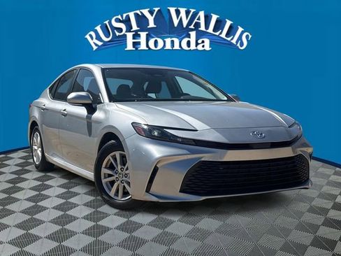 Used 2025 Toyota Camry LE image 1