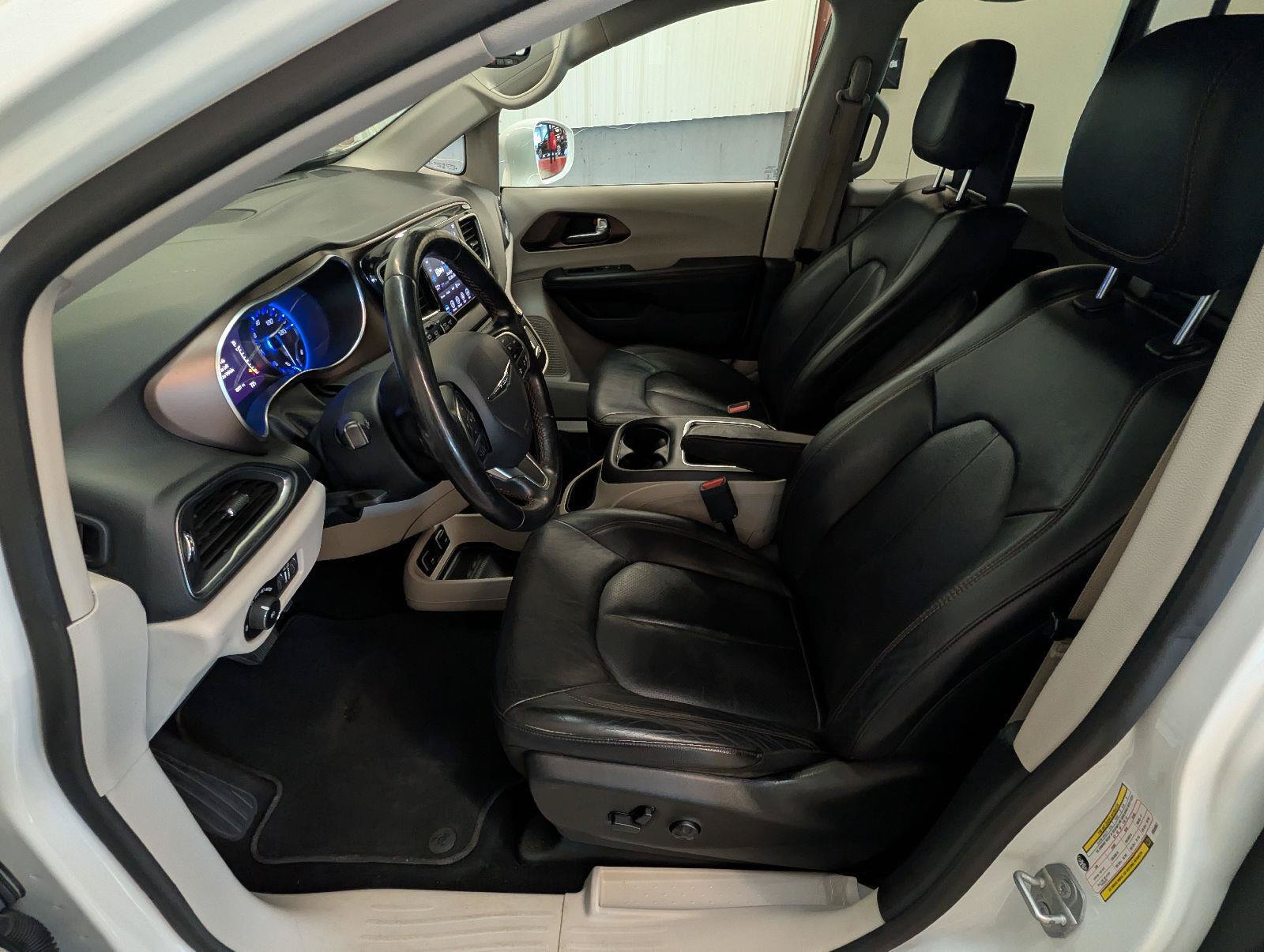 Used 2019 Chrysler Pacifica Touring-L Plus w/ Advanced Safetytec Group FWD image 19