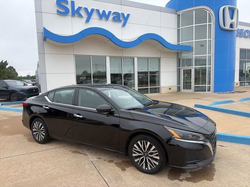 Used 2025 Nissan Altima 2.5 SV FWD image 1