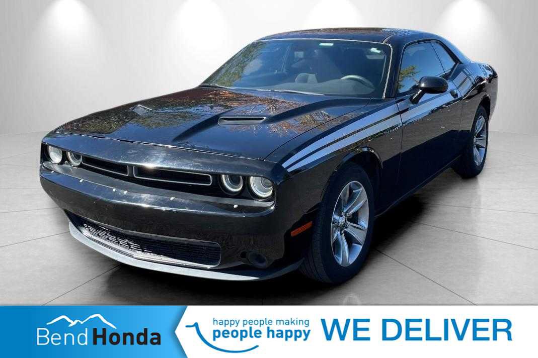 Used 2015 Dodge Challenger SXT RWD image 1