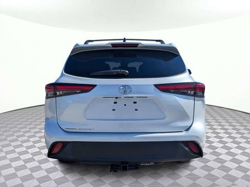 Used 2022 Toyota Highlander L FWD image 3