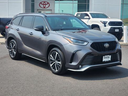 Used 2021 Toyota Highlander XSE AWD/4WD image 2