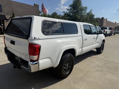 Used 2017 Toyota Tacoma SR5 w/ Tow Package RWD image 4