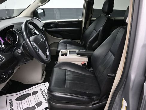 Used 2013 Chrysler Town & Country Touring-L w/ Driver Convenience Group FWD image 14