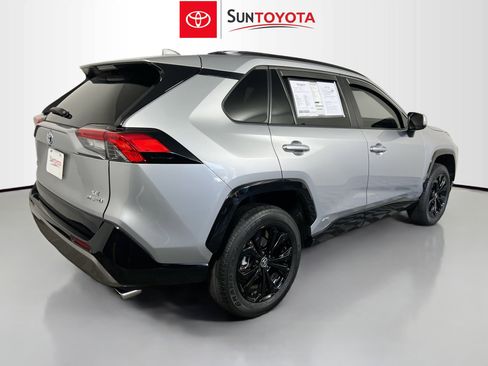 Used 2022 Toyota RAV4 SE image 4