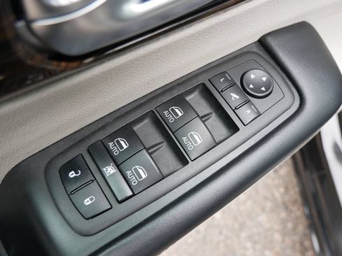 Used 2023 Chrysler Pacifica Limited FWD image 13
