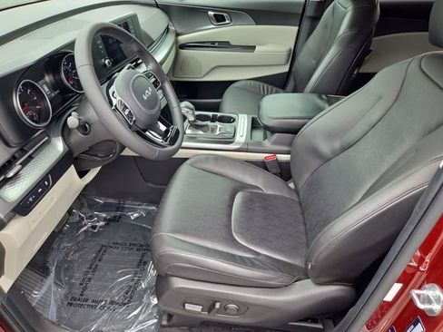 Used 2024 Kia Carnival LX FWD image 11