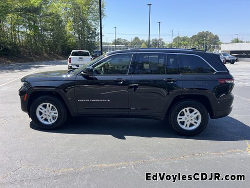 Used 2023 Jeep Grand Cherokee Laredo image 4