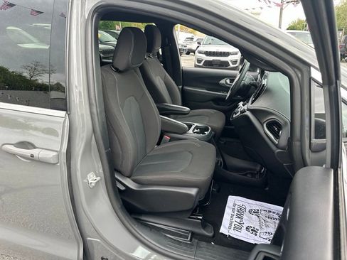 Certified 2023 Chrysler Pacifica Touring FWD image 19