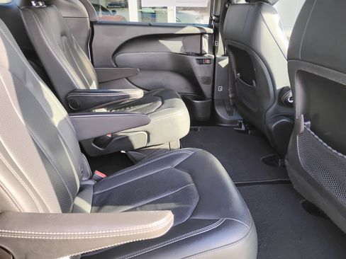 Used 2020 Chrysler Pacifica Touring-L w/ S Appearance Package image 19