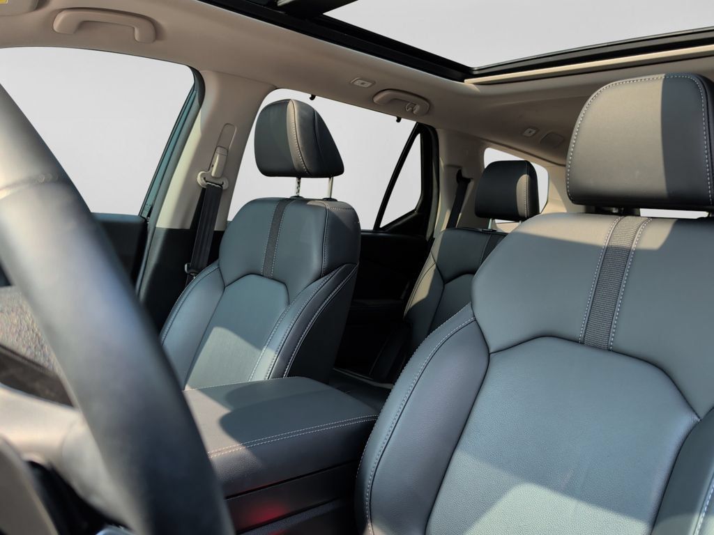 Used 2025 Honda Pilot Touring image 13