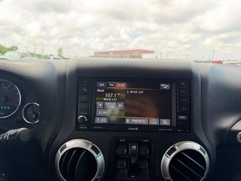 Used 2015 Jeep Wrangler Unlimited Sahara AWD/4WD image 12