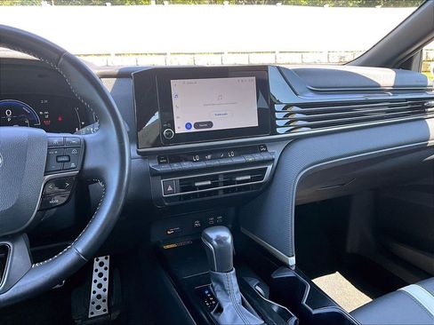 Used 2025 Toyota Camry SE FWD image 18