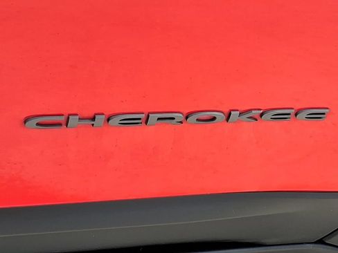 Used 2019 Jeep Cherokee Trailhawk image 11