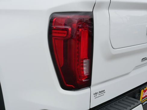 Used 2021 GMC Sierra 1500 AT4 w/ AT4 Preferred Package AWD/4WD image 17