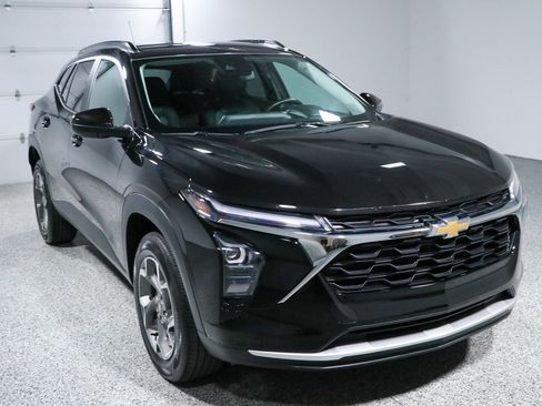 Used 2025 Chevrolet Trax LT w/ LT Convenience Package FWD image 5