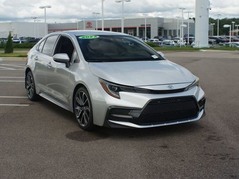 Used 2022 Toyota Corolla SE FWD image 2