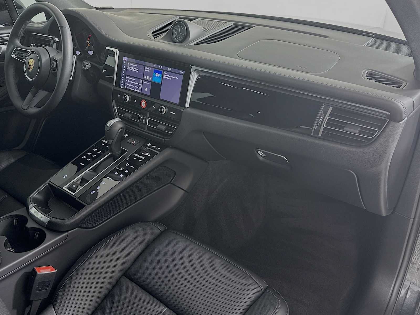 Certified 2026 Porsche Macan AWD/4WD image 30