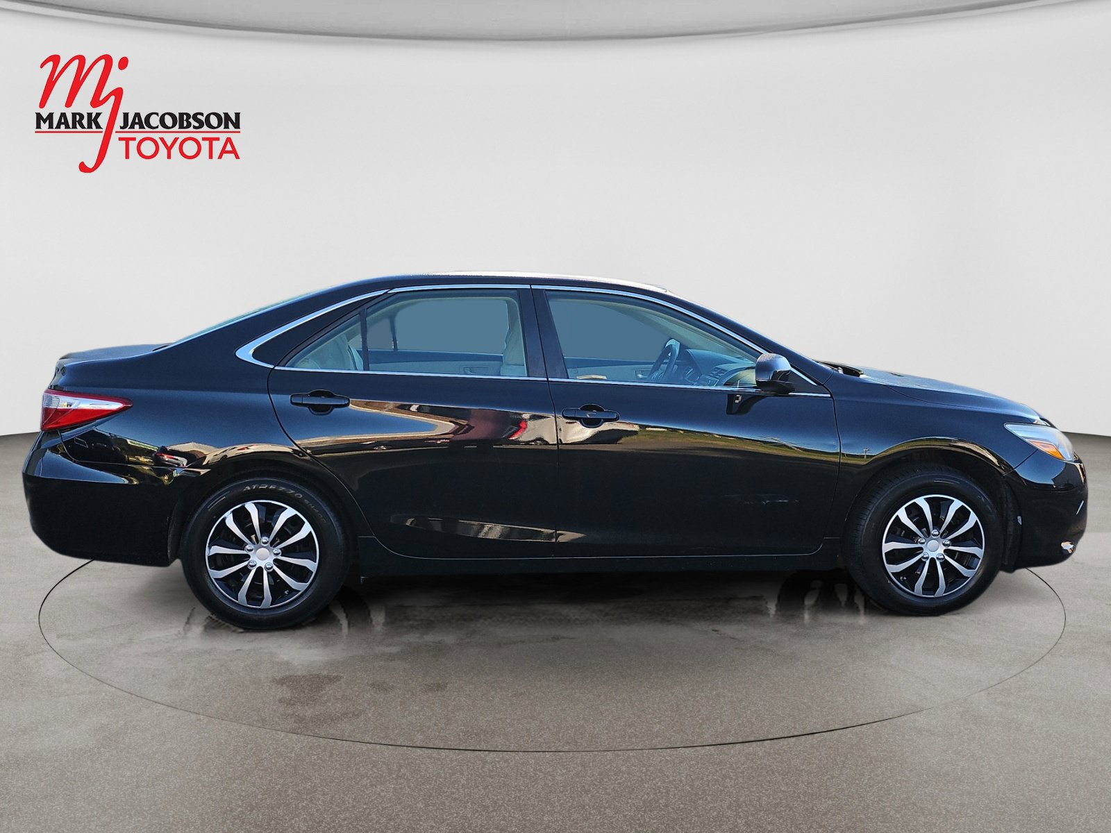 Used 2017 Toyota Camry LE FWD image 5