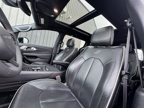 Used 2023 Chrysler Pacifica Limited w/ S Appearance Package image 12