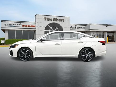 Used 2023 Nissan Altima 2.5 SR w/ SR Premium Package FWD image 2